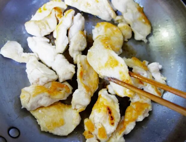 鶏むね肉の反対面を焼く画像（撮影：エニママ）