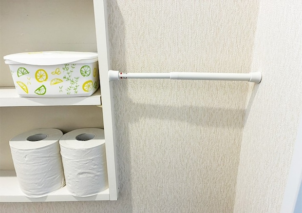 つっぱり棒とブックエンドの活用写真（撮影：grapeライフハック編集部）