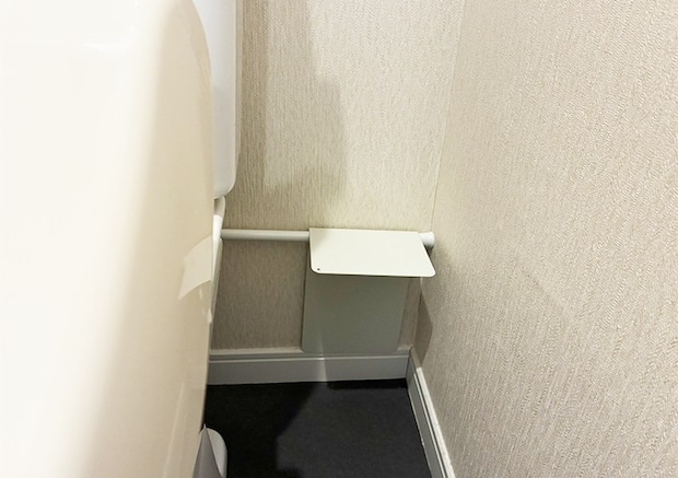 つっぱり棒とブックエンドの活用写真（撮影：grapeライフハック編集部）