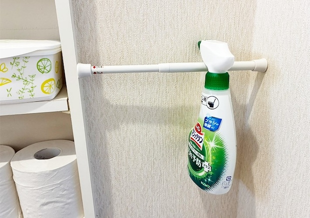 つっぱり棒とブックエンドの活用写真（撮影：grapeライフハック編集部）