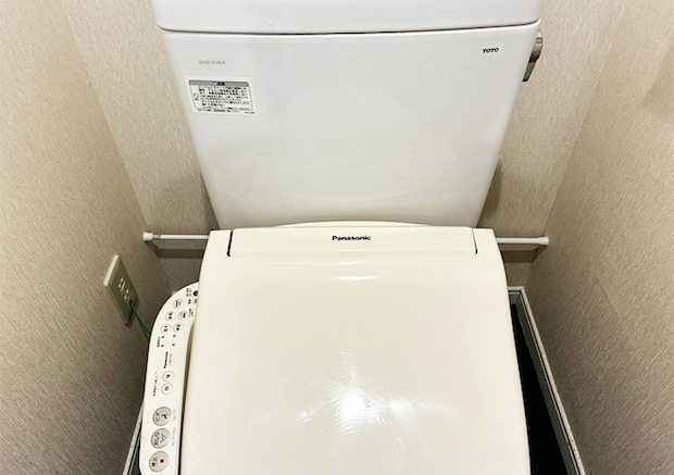 つっぱり棒とブックエンドの活用写真（撮影：grapeライフハック編集部）