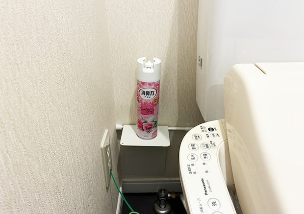 つっぱり棒とブックエンドの活用写真（撮影：grapeライフハック編集部）