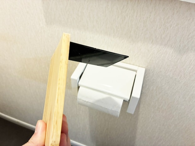 トイレットペーパーホルダーに『ブックエンド』を設置 簡単な裏ワザに「収納スペースが増えた」
