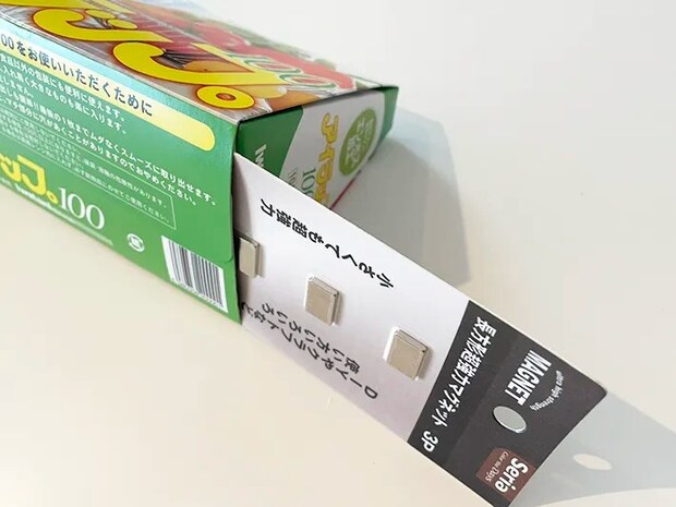 アイラップ100にマグネットを差し込む写真（撮影：grapeライフハック編集部）