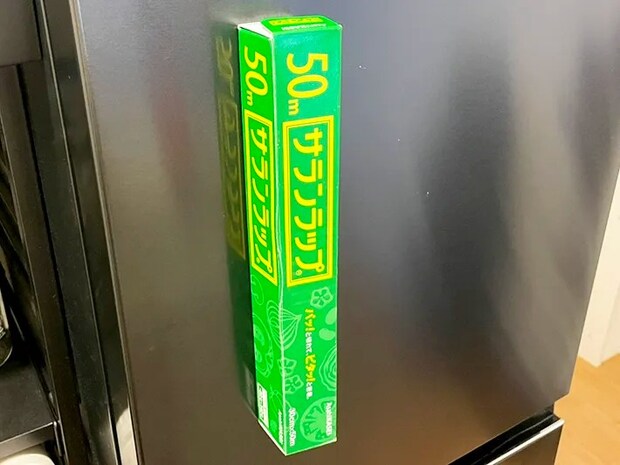 ラップを冷蔵庫に貼った写真（撮影：grapeライフハック編集部）