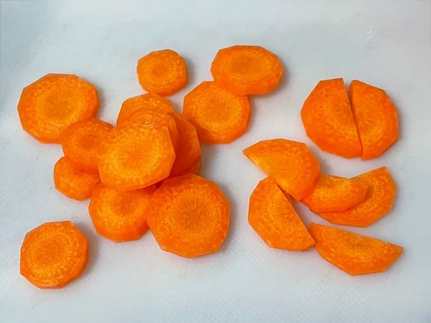 スライスしたニンジンの写真（撮影：grapeフード編集部）