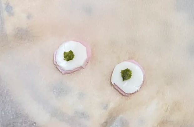 ハム、チーズ、海苔を重ねて作った目の写真（撮影：grapeフード編集部）
