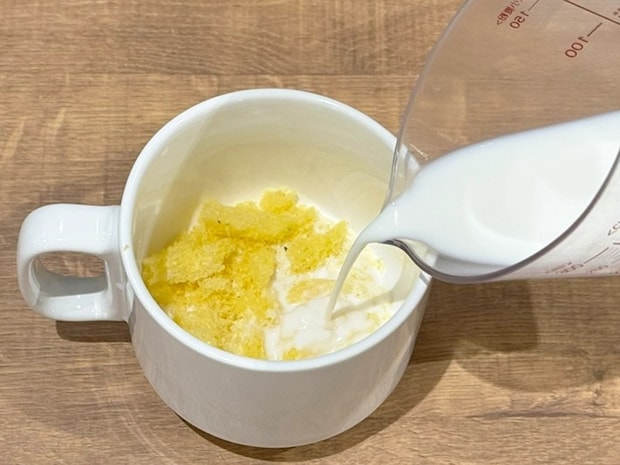 うまい棒に牛乳を注ぐ（撮影：grapeフード編集部）