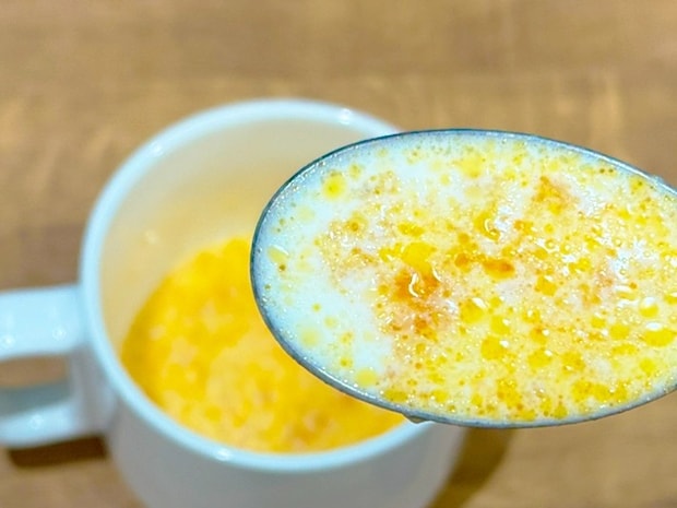 うまい棒チーズ味で作るスープ（撮影：grapeフード編集部）