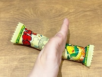 【検証】これ知ってた？　うまい棒を粉々にして牛乳注いだら…
