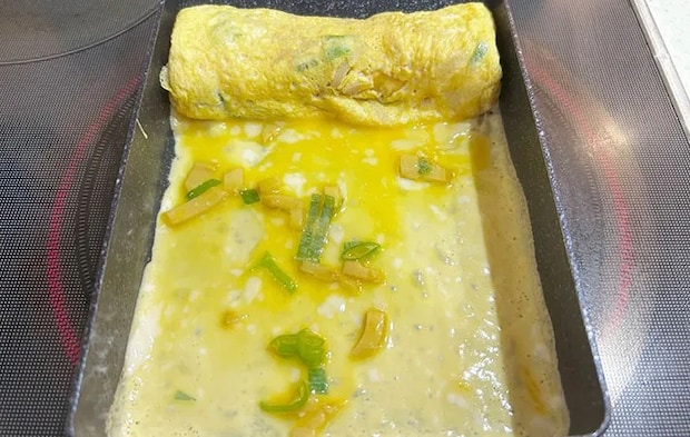 卵液を巻いている画像（撮影:エニママ）　