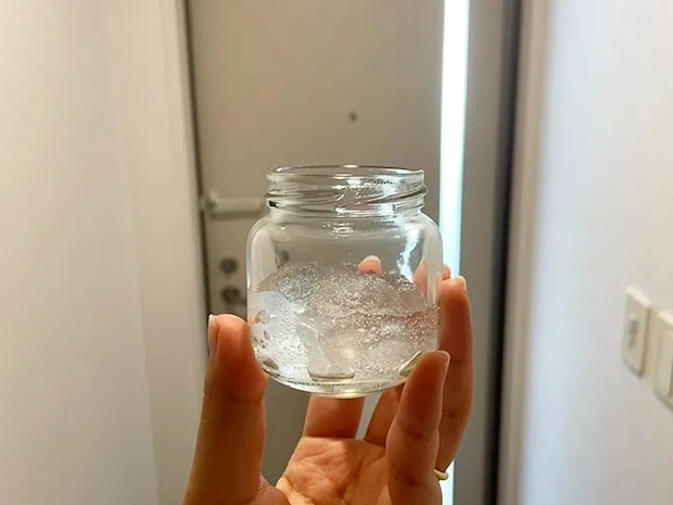 保冷剤と玄関の写真（撮影：grapeライフハック編集部）
