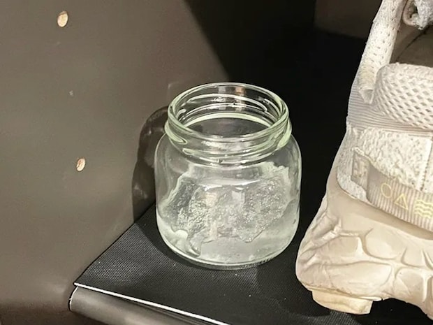 保冷剤消臭剤を靴箱に置く写真（撮影：grapeライフハック編集部）