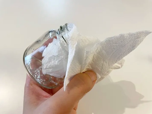 保冷剤をふき取る写真（撮影：grapeライフハック編集部）