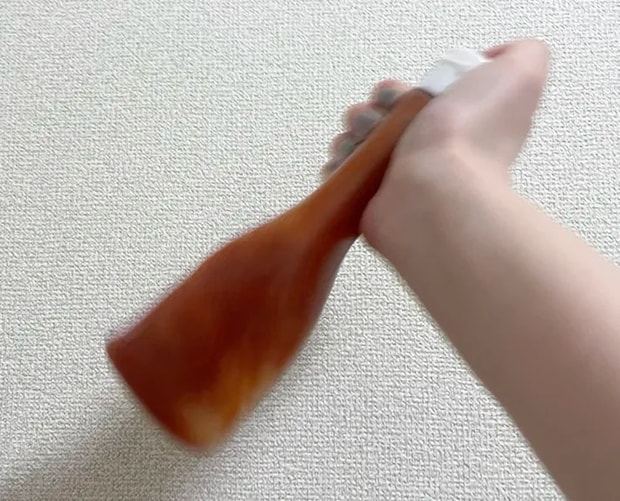 ケチャップのボトルを振る写真（撮影：grapeフード編集部）
