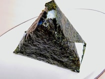 捨てるはずの『包装』が持ち手に変身！　コンビニおにぎりを清潔に食べる賢い工夫 【食べ方テク4選】