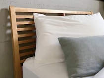 ブックエンドは本を立てるだけ…じゃない！　マットレスの隙間に挟むと…？【活用法4選】