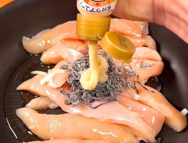 調味料を入れる画像