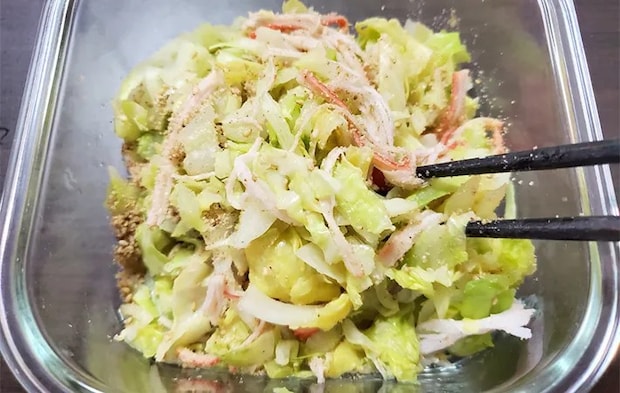 合わせ調味料、すりごまを入れて混ぜている画像（撮影：エニママ）