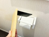 トイレットペーパーホルダーに『ブックエンド』を設置　簡単な裏ワザに「収納スペースが増えた」