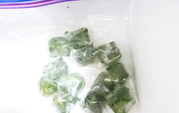 フリーザーバッグに入れた大葉氷の画像（撮影：エニママ）