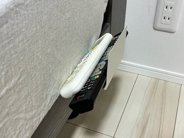 マットレスの下に差し込んだブックエンドに立てかけたリモコン（撮影：grapeライフハック編集部）