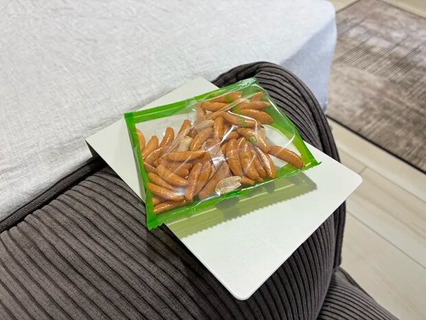 ブックエンドの上に置いたお菓子（撮影：grapeライフハック編集部）