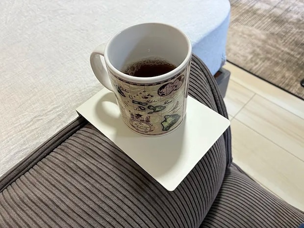 ブックエンドの上に置いたマグカップ（撮影：grapeライフハック編集部）