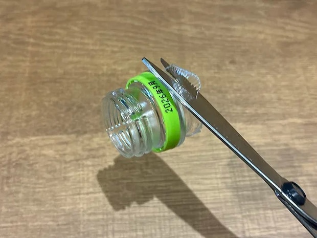 ペットボトルのキャップ下部分を切り揃える場面（撮影：grapeライフハック編集部）