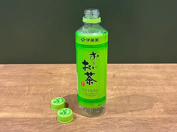机に置かれた1本のペットボトルと2個のキャップ（撮影：grapeライフハック編集部）