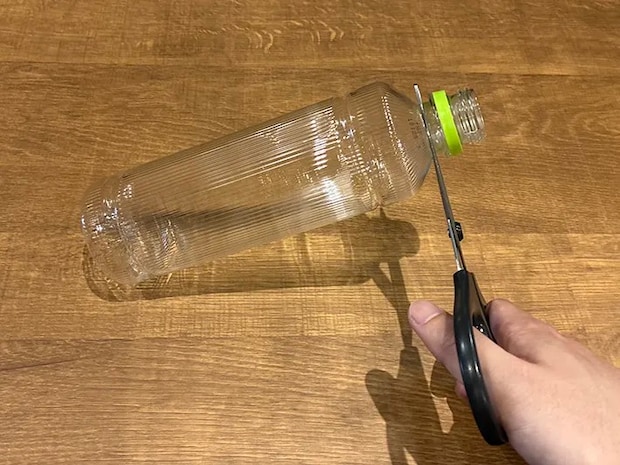 ハサミでペットボトルの先端をカットする場面（撮影：grapeライフハック編集部）
