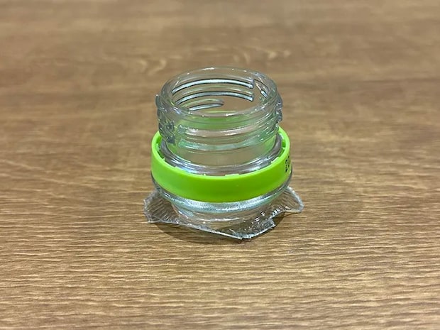 カットしたペットボトルの先端（撮影：grapeライフハック編集部）