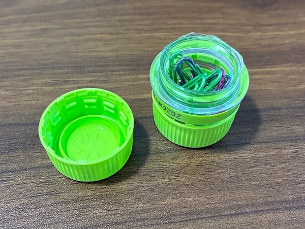ペットボトルのキャップに入れたゼムクリップ（撮影：grapeライフハック編集部）
