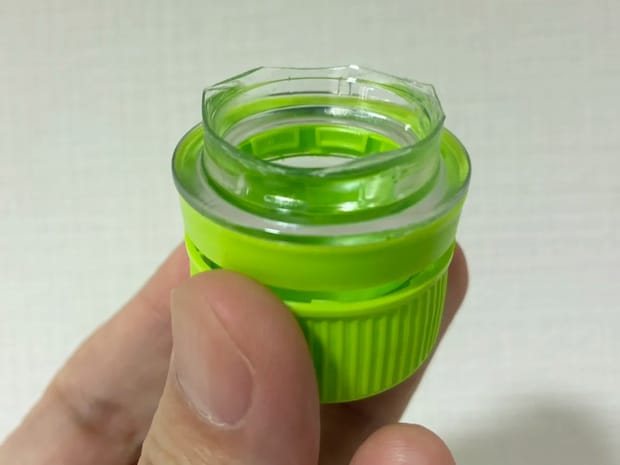 切り終わったペットボトルの先端（撮影：grapeライフハック編集部）
