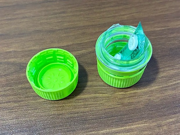 ペットボトルのキャップに入れた薬（撮影：grapeライフハック編集部）