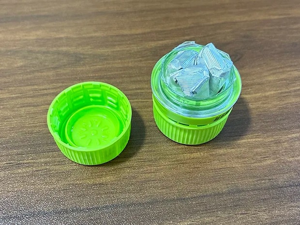ペットボトルのキャップに入れたガム（撮影：grapeライフハック編集部）