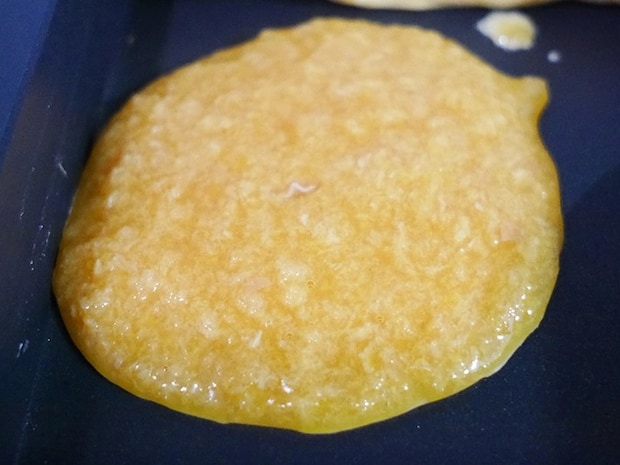 パン粉を入れた卵液（撮影：grapeフード編集部）