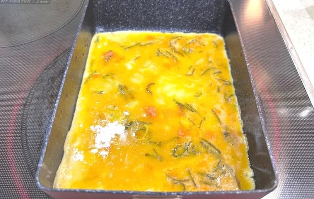 玉子焼き器に流し入れた画像（撮影：エニママ）
