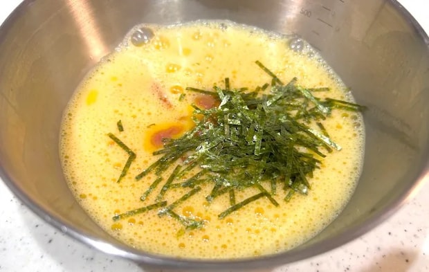 卵にパスタソースを混ぜた画像（撮影：エニママ）