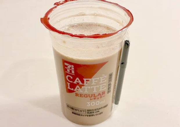 容器に戻したカフェラテの画像（撮影：エニママ）