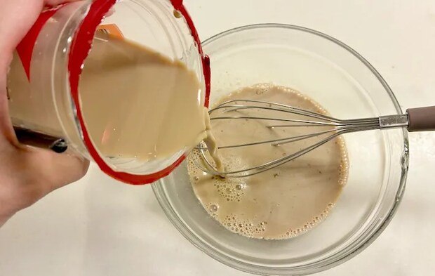 カフェラテを全て混ぜている画像（撮影：エニママ）