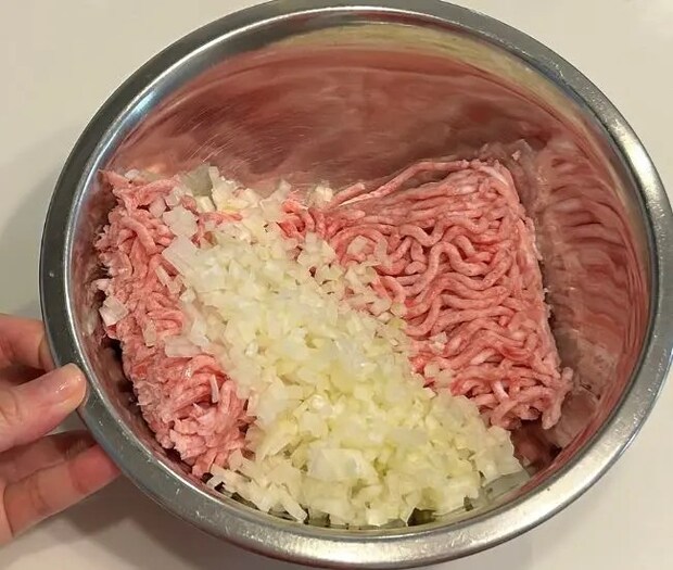 材料を混ぜ合わせる様子（撮影：grapeフード編集部）