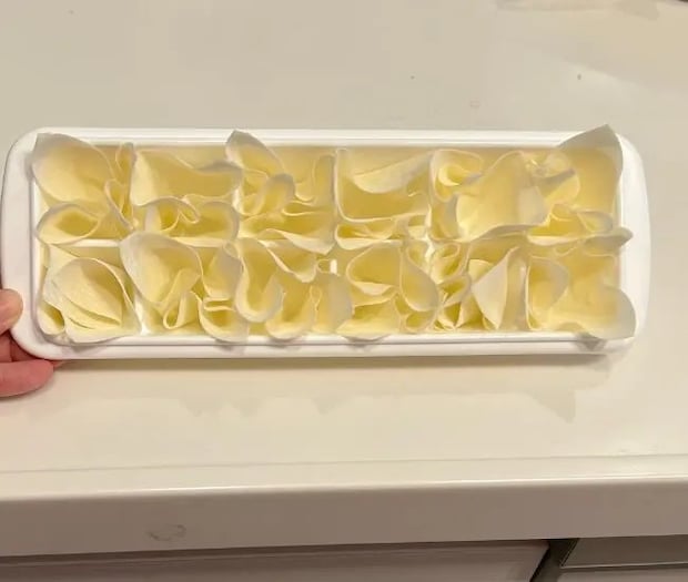 シュウマイの皮を敷いてタネを詰める様子（撮影：grapeフード編集部）