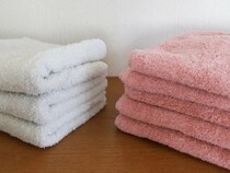 タオルは四角く畳まないで！　端を三角に折る裏技に「目からウロコ」「絶対やる」【畳み方4選】