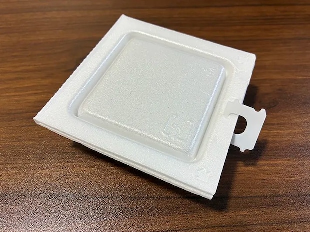 パンの留め具で固定された納豆（撮影：grapeライフハック編集部）