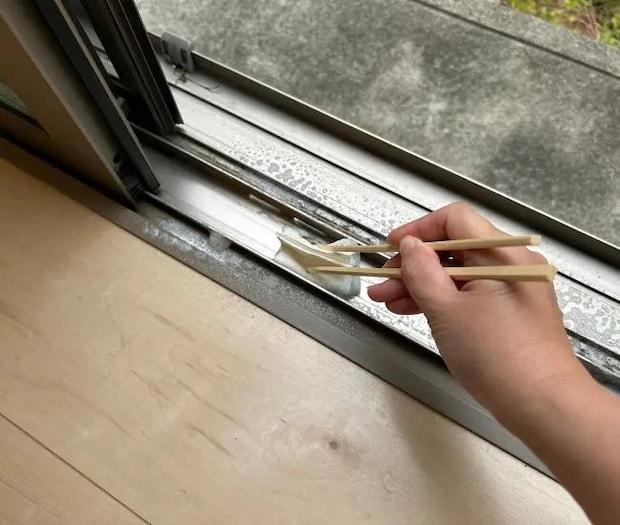 割り箸に挟んで掃除する様子（撮影：grapeライフハック編集部）