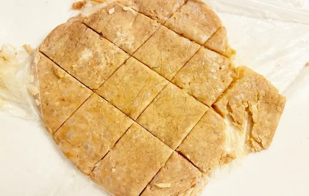 薄く伸ばしてカットしたクッキー生地の画像（撮影：エニママ）