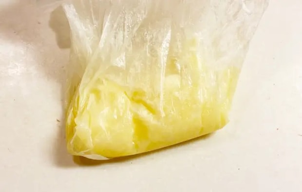 袋の上からもんで混ざった材料の画像（撮影：エニママ）
