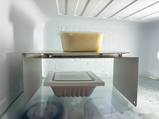 ブックエンドで収納した納豆や豆腐（撮影：grapeライフハック編集部）