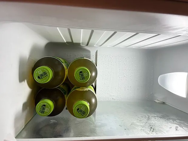 ブックエンドで収納されたペットボトル（撮影：grapeライフハック編集部）